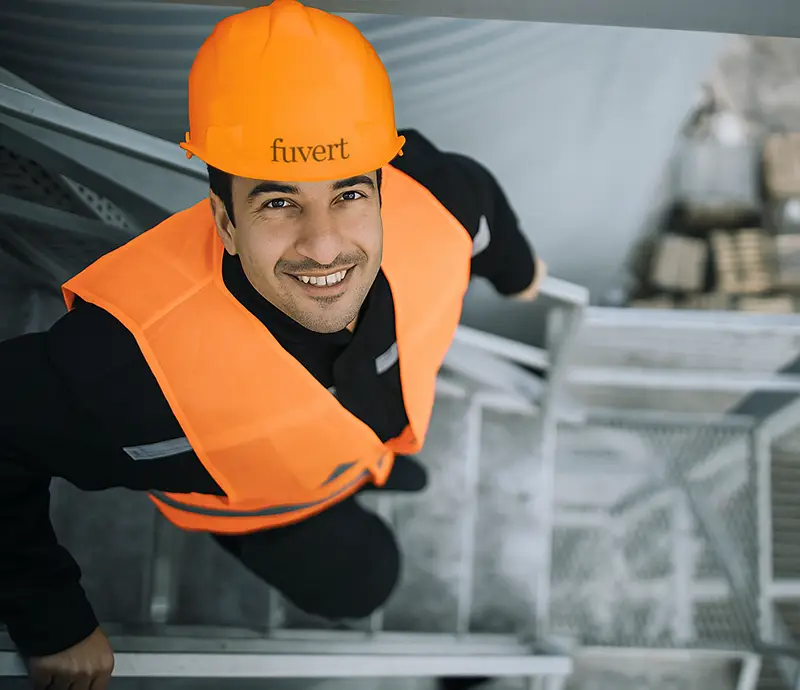 trabajador fuvert casco naranja<br />
